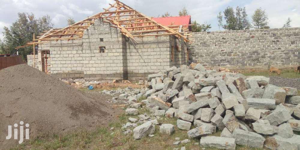 Stones,Both Foundation And Machine Cut
