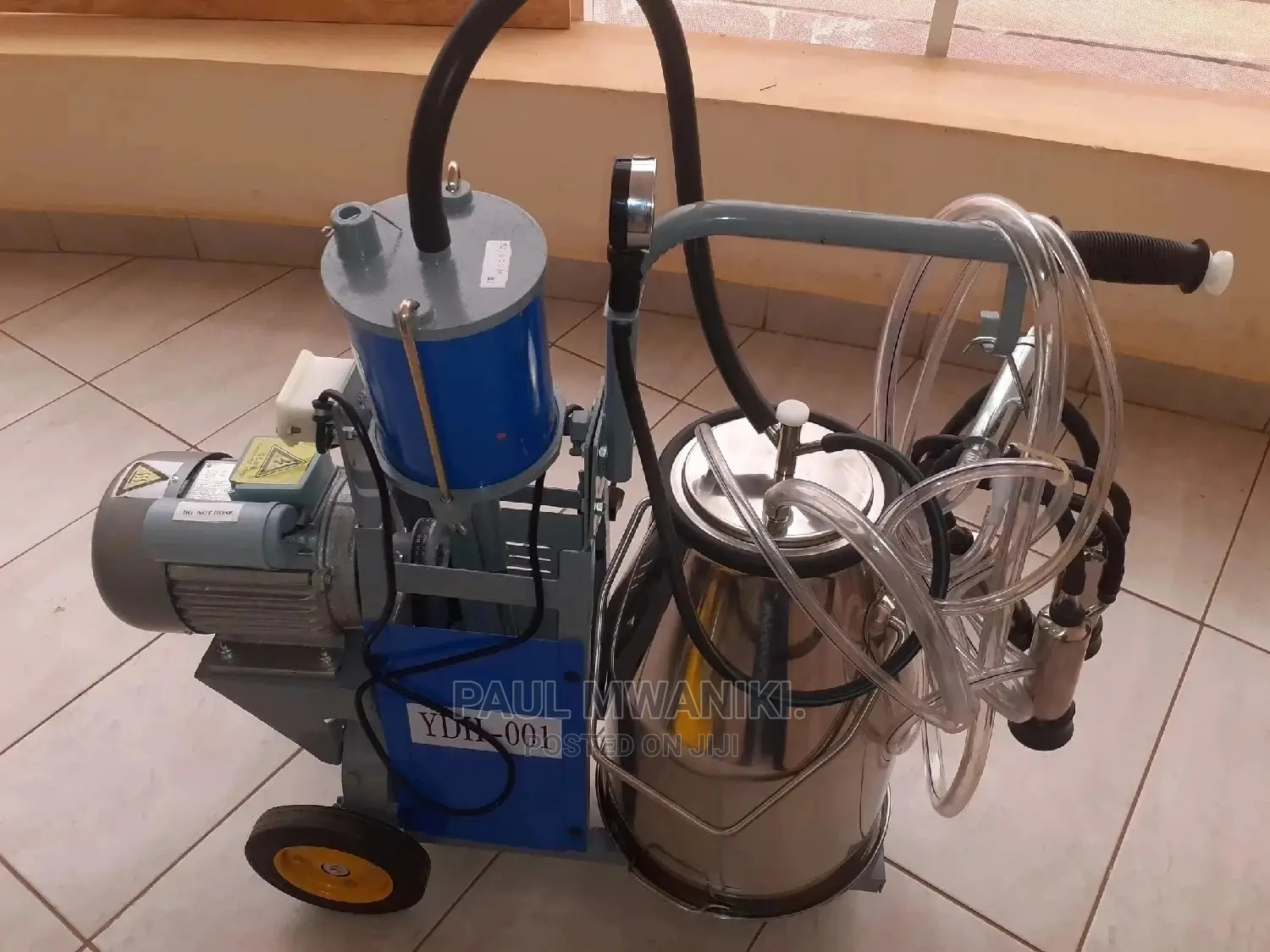 Single Cow Bucket Electric Milking Machine.