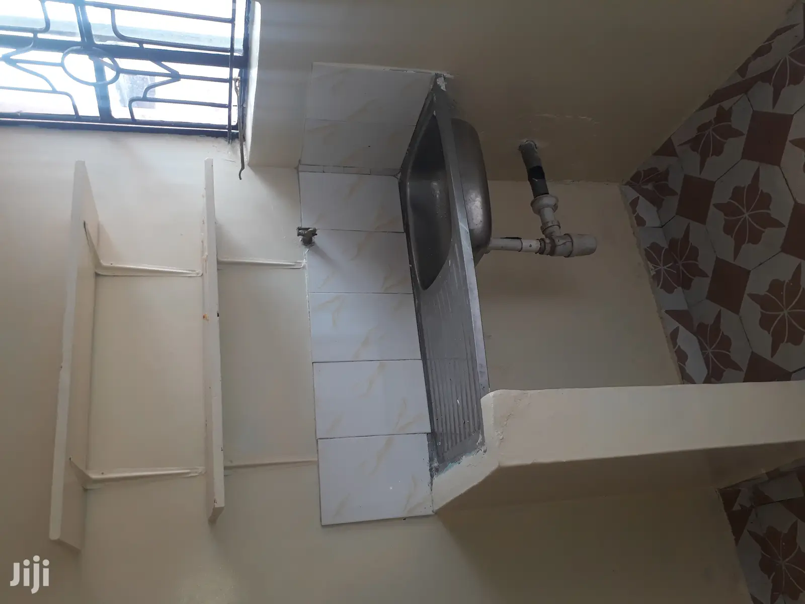 A Spacious Bedsitter in Parklands for Rent