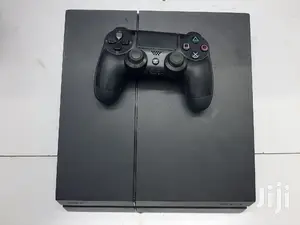 PLAYSTATION 4