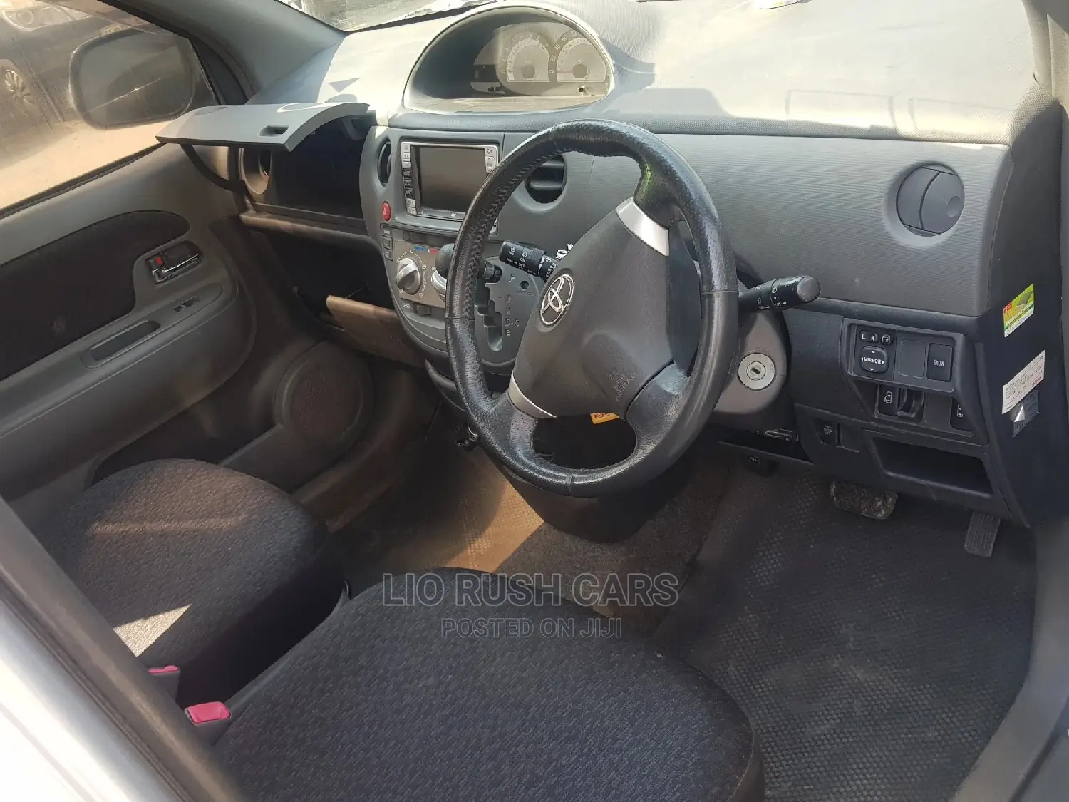 Toyota Sienta 2012 Silver
