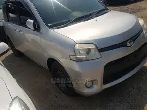 Toyota Sienta 2012 Silver
