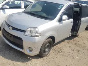 Toyota Sienta 2012 Silver