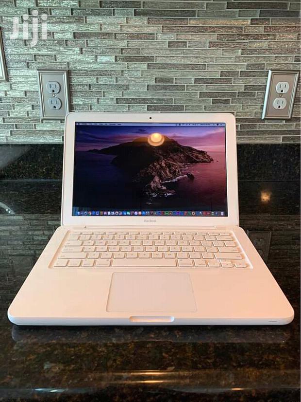 Laptop Apple MacBook 2GB Intel Core 2 Duo HDD 250GB - main view