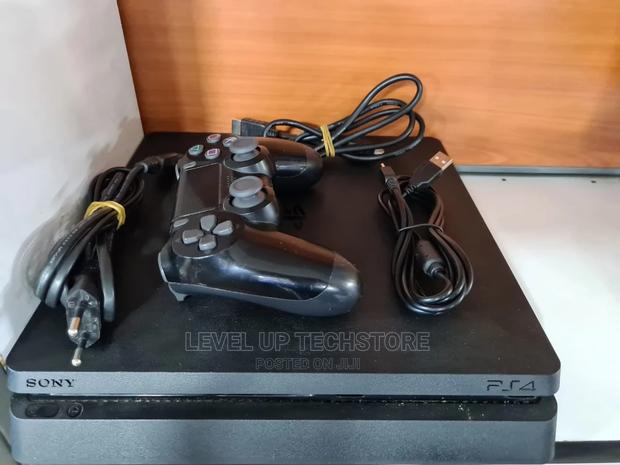 PS4 Slim 1TB Preowned Console - thumbnail 4