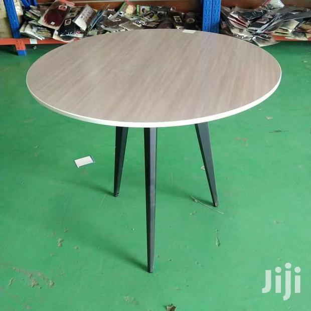 Round Meeting Table