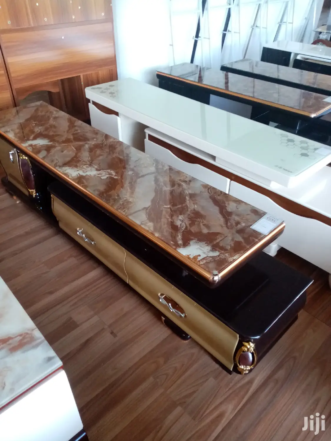 Extendable TV Stand