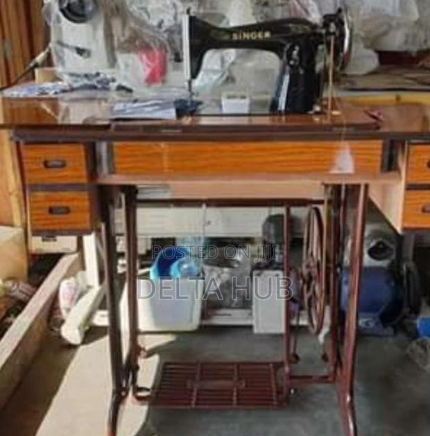 Singer Sewing Machine - main view