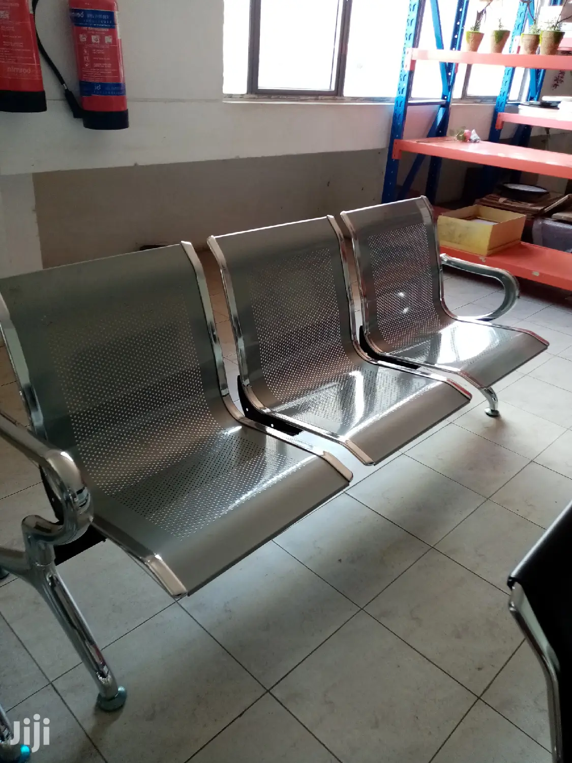 Non Linked Waiting Seat