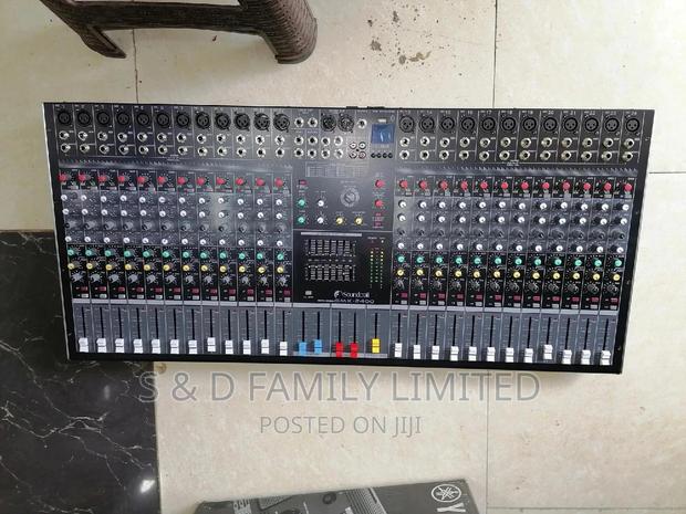 Soundcraft 24 Channels Plain Mixer Smx1200