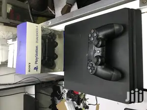 Play Station 4 Slim