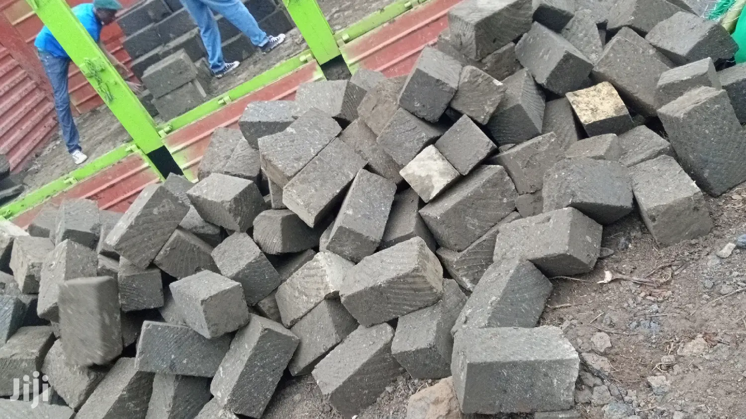 Machine Cut Stones,Available In Different Colours