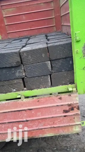 Machine Cut Stones,Available In Different Colours