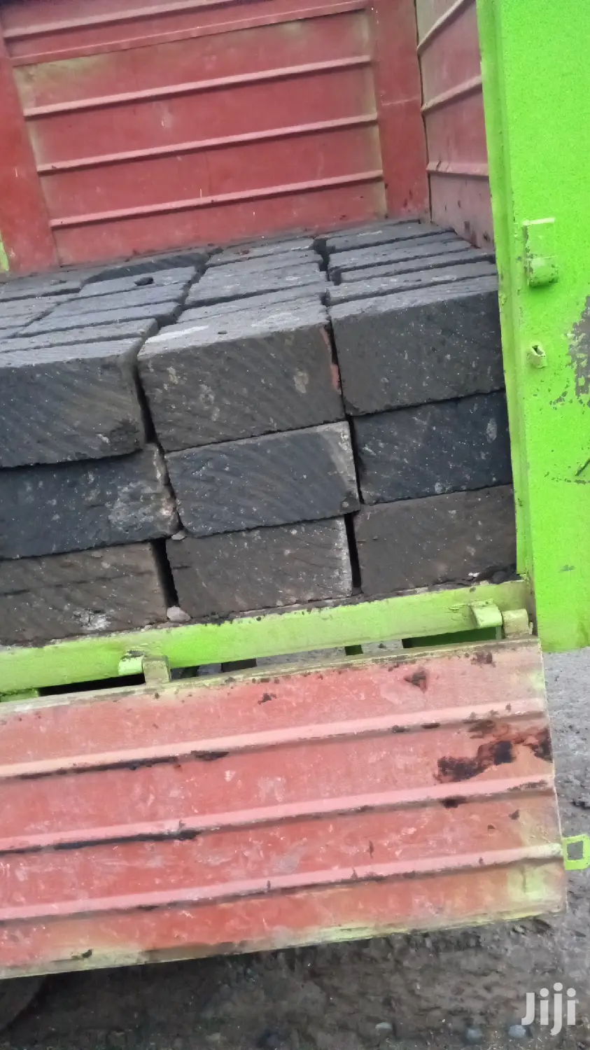 Machine Cut Stones,Available In Different Colours