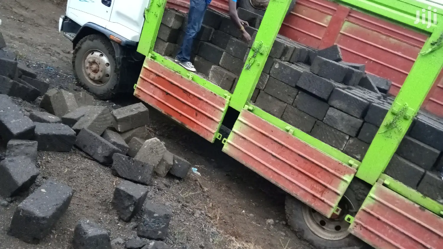 Machine Cut Stones,Available In Different Colours