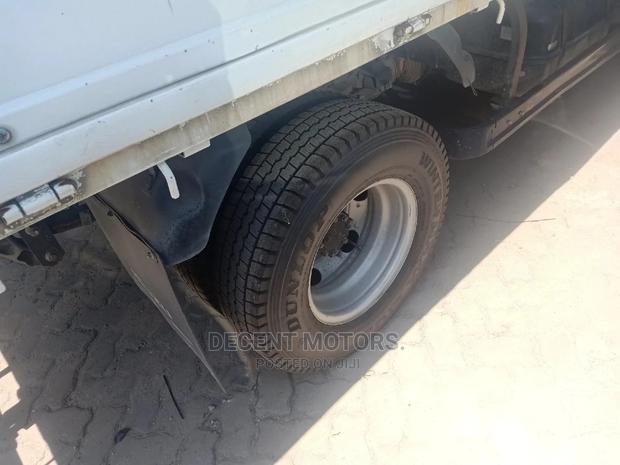 Isuzu Elf Truck 2014 White - thumbnail 4