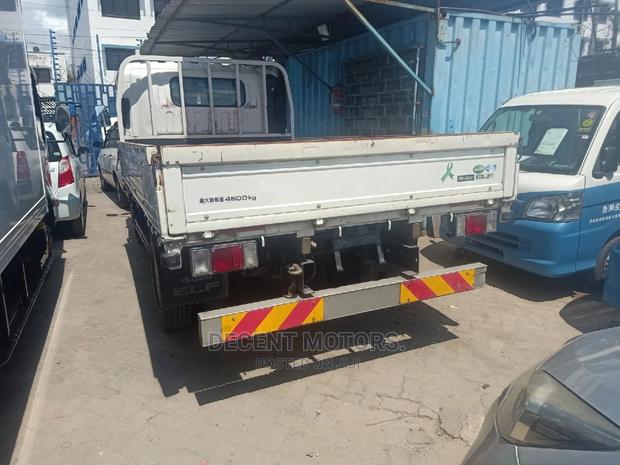 Isuzu Elf Truck 2014 White - thumbnail 6