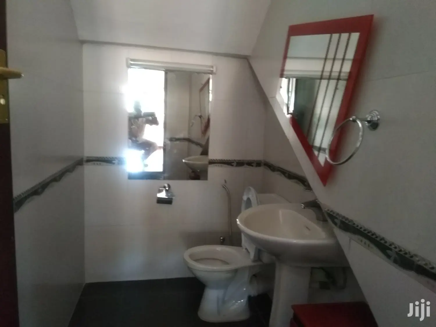 Exactive 5bedroomed Townhouse To Let