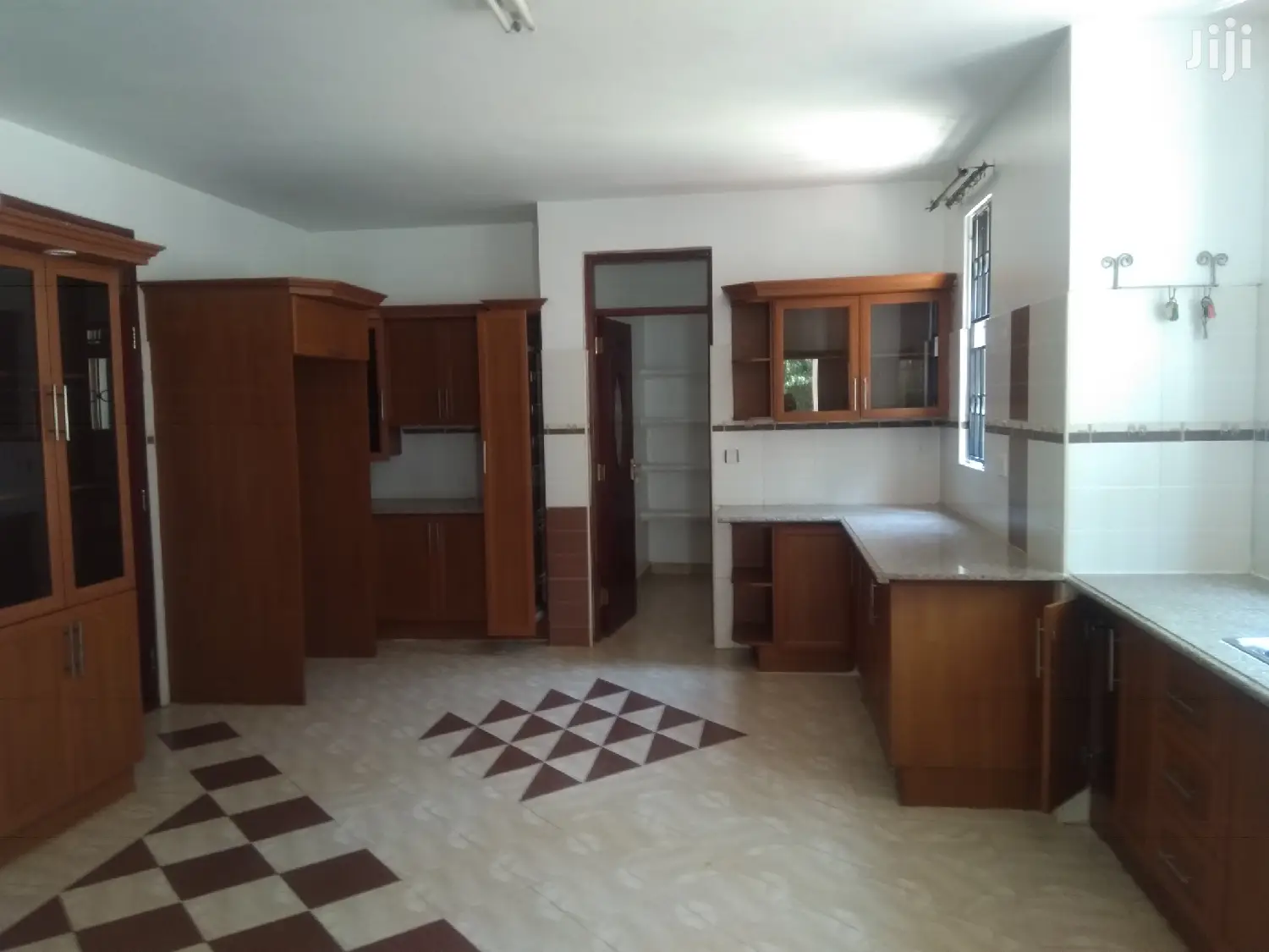 Exactive 5bedroomed Townhouse To Let