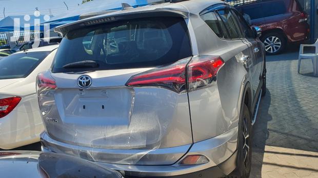Toyota RAV4 2019 Silver - thumbnail 2