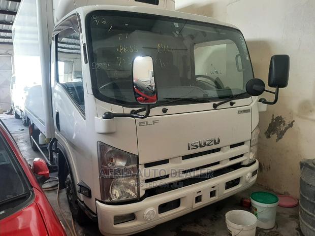 Isuzu ELF Truck 2017 - thumbnail 2
