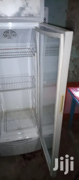 Von Hotpoint Display Fridge