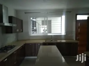 6bedroomed Town House To Let