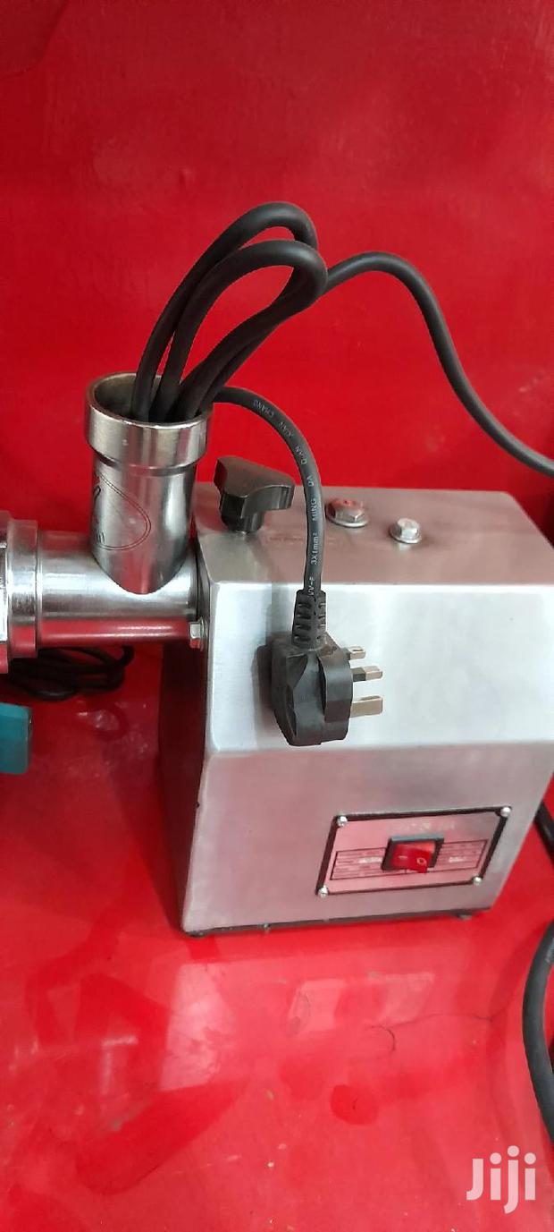 Metal Meat Mincer/Grinder Size 8 - thumbnail 2