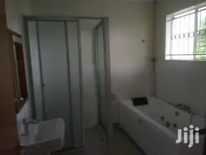 Elegant 5bedroomed Mansion to Let