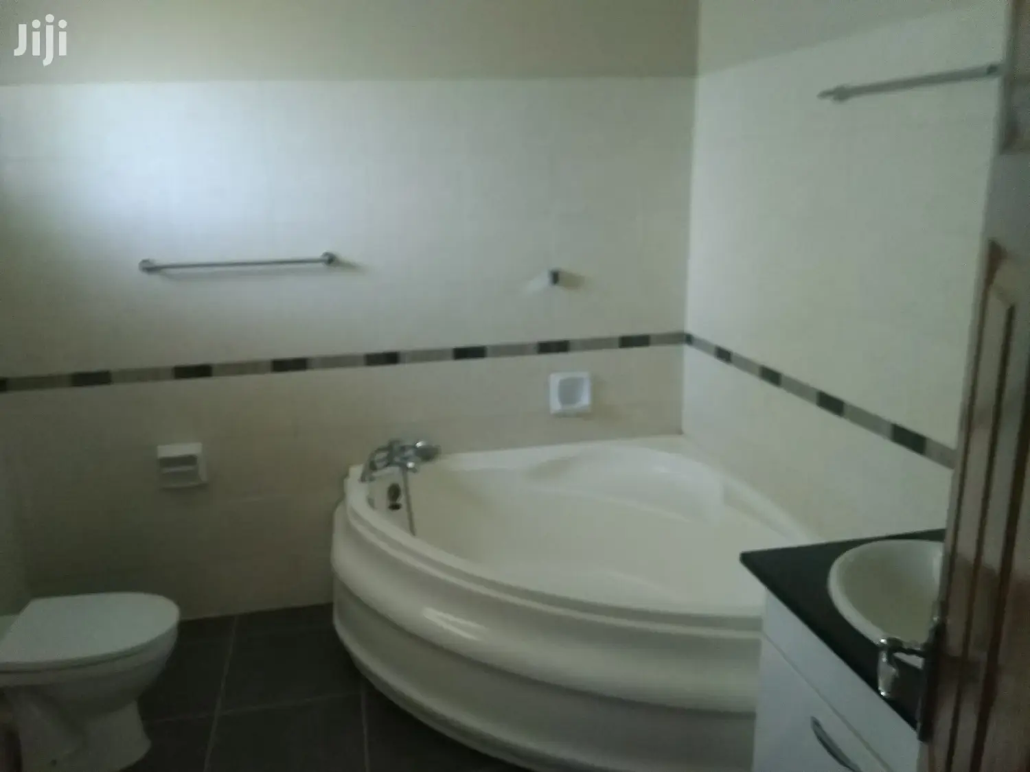 5bedroomed Luxurious Town HSE To Let