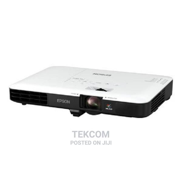 Epson Eb-1780w 3,000 Lumens, Wxga, 3lcd Wi-Fi Projector