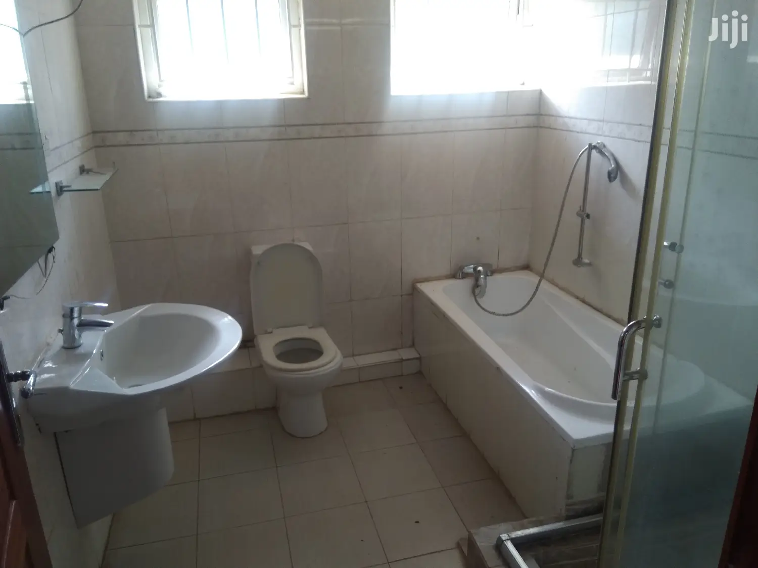 Modern 5bedroomed Maisonette, Dsq and Garage