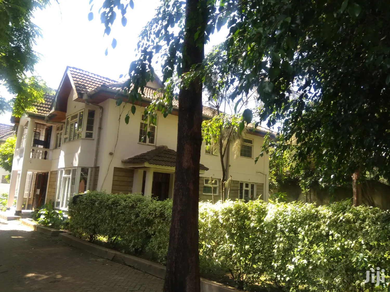 Modern 5bedroomed Maisonette, Dsq and Garage