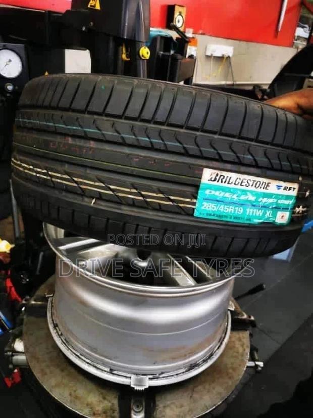 285/45 R19 Bridgestone Tyre Dueler