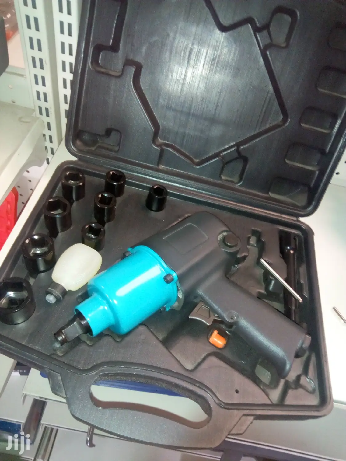 1⁄2 Square Drive Impact Wrench