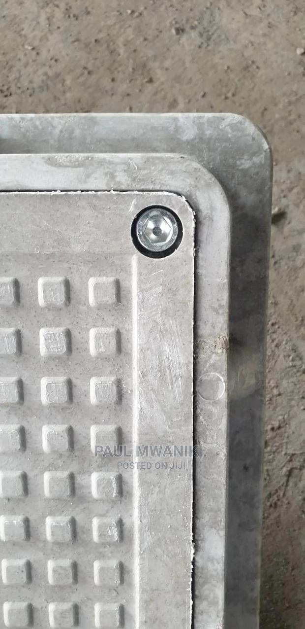 18×24 (600×450) Lockable Heavy Duty Manhole Covers.