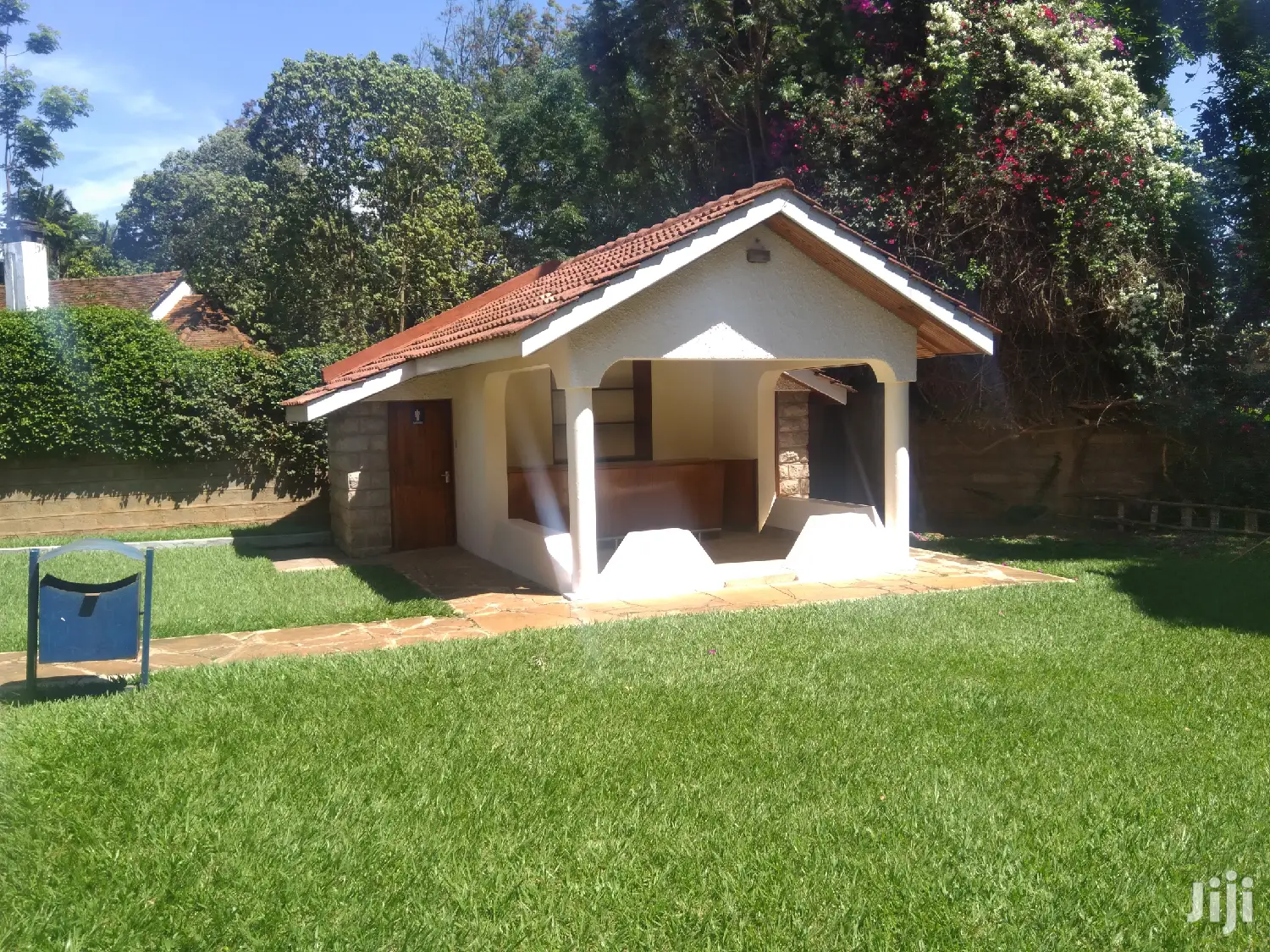 Amazing 11bedroomed Bungalow & 2no Dsq To Let