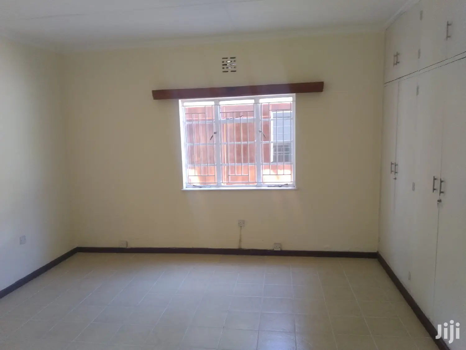 Amazing 11bedroomed Bungalow & 2no Dsq To Let