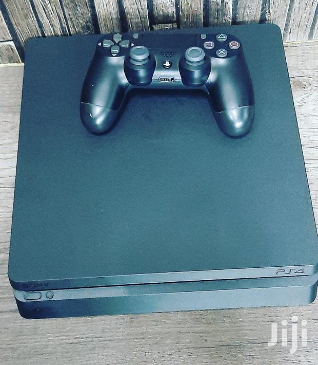 Black Slim PLAYSTATION 4 - main view