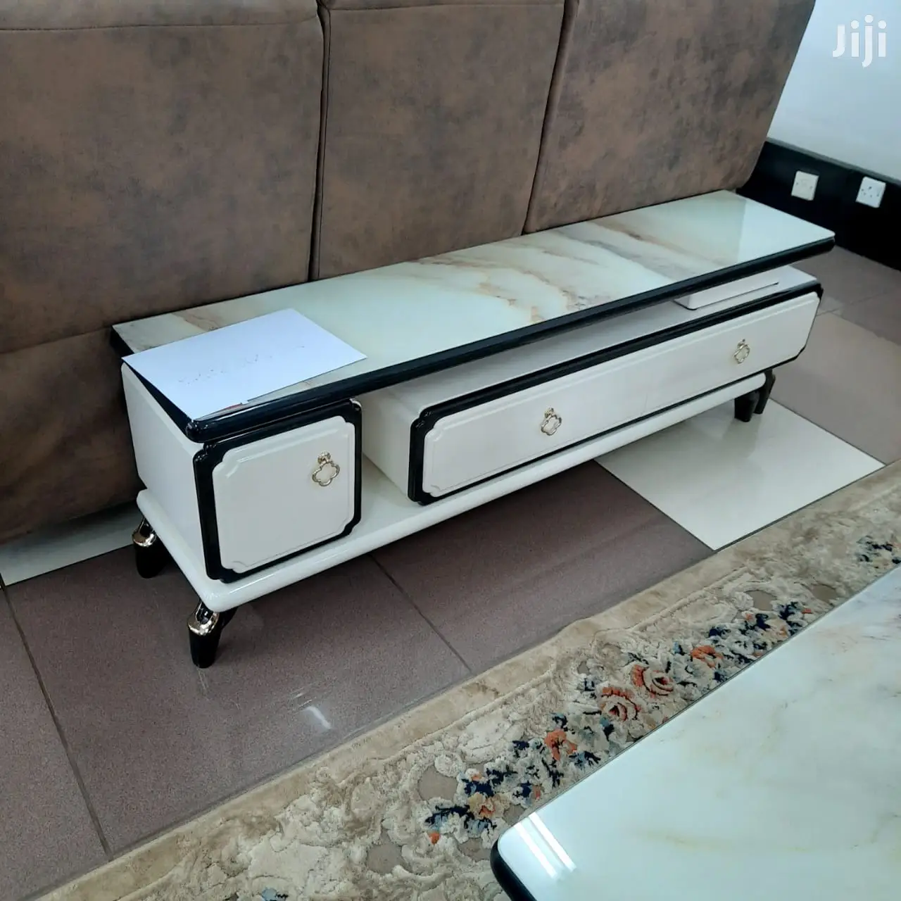 Extendable TV Stand