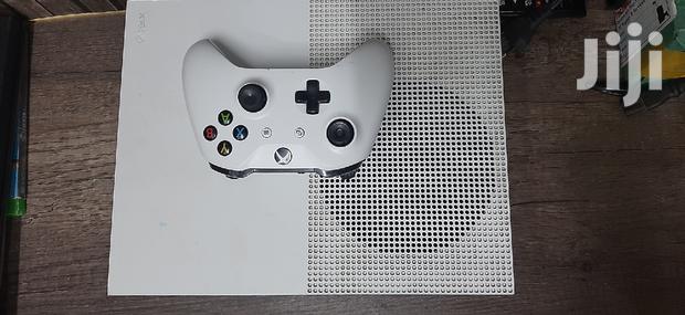 Snow White Xbox One S - main view