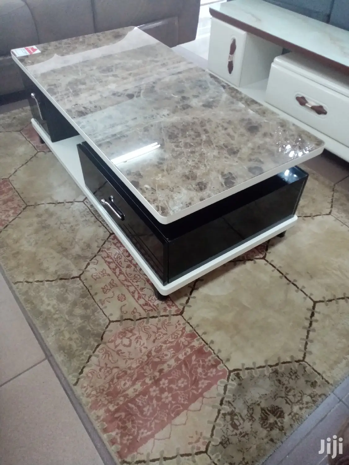 Elegant Coffee Table With Spacious Drawers
