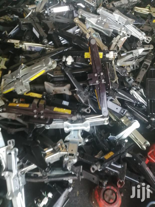Scissor Jacks for Toyota, Nissan, Honda, Mazda, Isuzu, Mitsubishi.