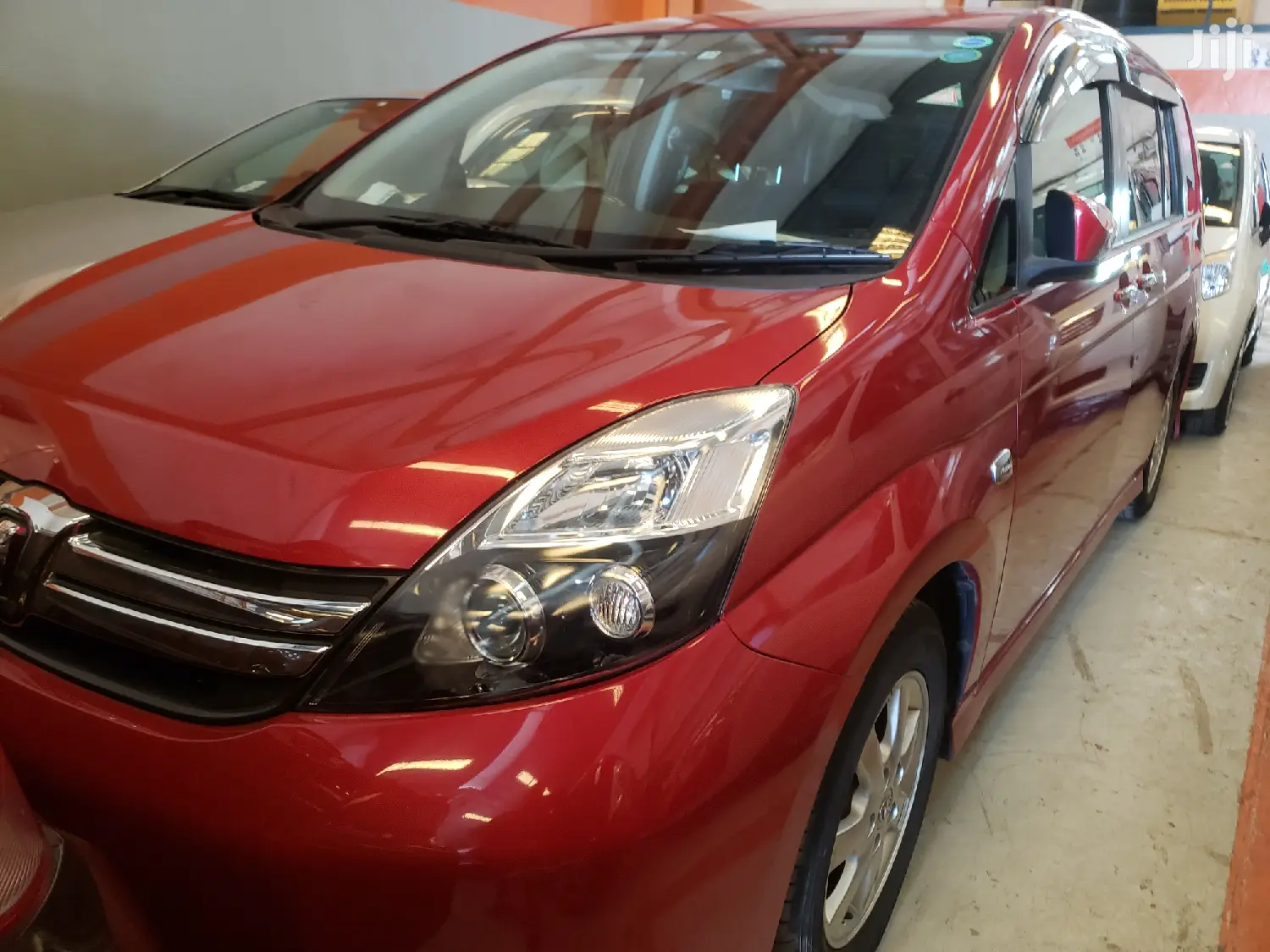 Toyota ISIS 2015 Red