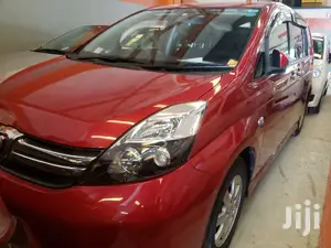 Toyota ISIS 2015 Red