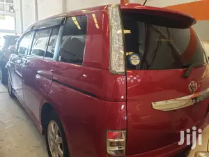 Toyota ISIS 2015 Red