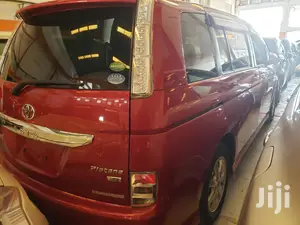 Toyota ISIS 2015 Red