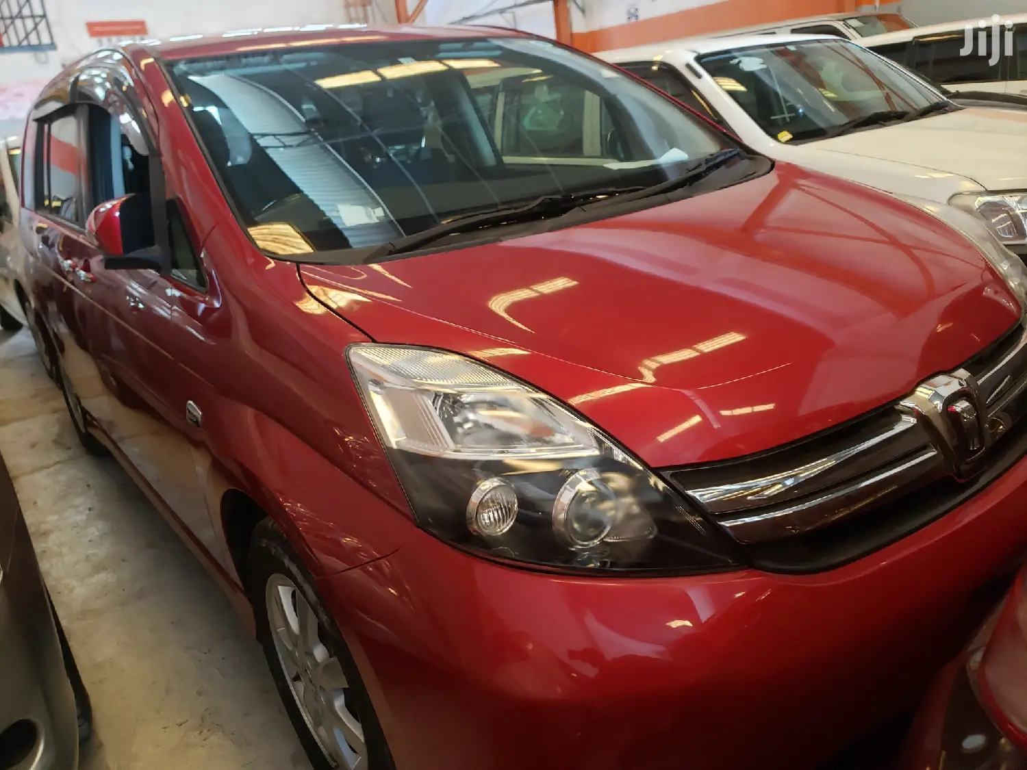 Toyota ISIS 2015 Red