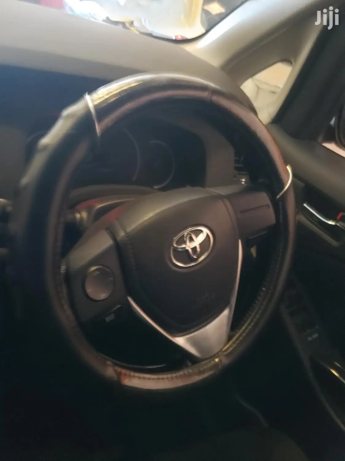Toyota ISIS 2015 Red