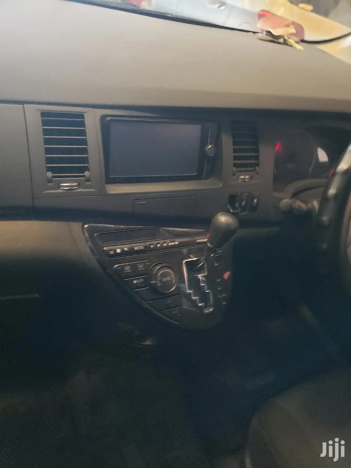 Toyota ISIS 2015 Red